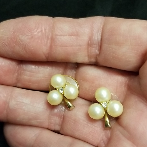 Goldtone pearl flower earrings - Picture 4 of 7